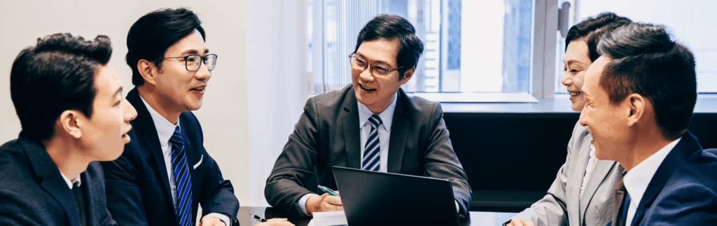 事業承継・M&Aについて経営者同士が和やかに会話している風景です。